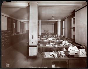 Kvinner som jobber på et kontor hos Metropolitan Life Insurance Co. på 23rd Street og Madison Avenue, New York, 1907 (sølv gelatintrykk)